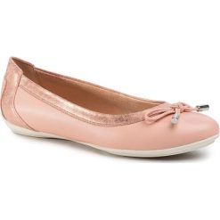 Baleriny GEOX - D Charlene B D02Y7B 054PV C8007 Dk Rose. Różowe baleriny damskie Geox, na co dzień, bez wzorów, ze skóry ekologicznej, bez obcasa, bez zapięcia. W wyprzedaży za 209,00 zł.