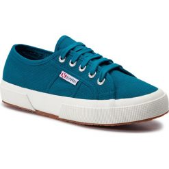 Tenisówki SUPERGA - 2750 Cotu Classic S000010 Ottanio C87. Niebieskie półbuty damskie Superga, na co dzień, bez wzorów, z gumy, bez obcasa, na płaskiej podeszwie, bez zapięcia. W wyprzedaży za 169,00 zł.