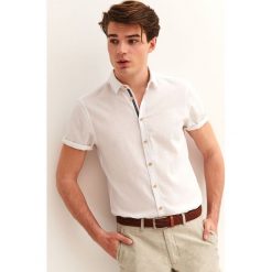 Koszula lniana slim fit. Białe koszule męskie Top Secret, na lato, m, bez wzorów, z tkaniny, bez kołnierzyka, z krótkim rękawem. W wyprzedaży za 39,99 zł.