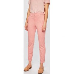 Vero Moda - Spodnie. Czerwone spodnie damskie Vero Moda, z haftami, z elastanu, casualowe. W wyprzedaży za 79,90 zł.