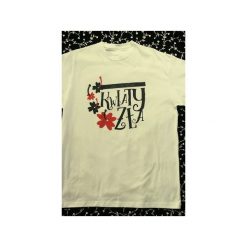 „Kwiaty Zła”. Białe t-shirty damskie marki Kurdemol, s, w kwiaty, z dresówki, z dekoltem na plecach. Za 69,00 zł.