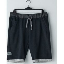 Dresowe szorty melanż - Szary. Szare spodenki i szorty męskie Cropp, s, bez wzorów, z dresówki. W wyprzedaży za 34,99 zł.