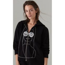 Bluza z kapturem Barbie - Czarny. Czarne bluzy damskie Mohito, s, bez wzorów, bez rękawów, z kapturem. Za 119,99 zł.