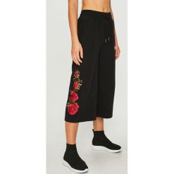 Ellesse - Spodnie. Czarne spodnie damskie Ellesse, z elastanu. W wyprzedaży za 59,90 zł.