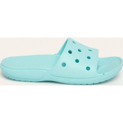 Crocs - Klapki. Niebieskie klapki damskie Crocs, bez wzorów, z gumy, bez obcasa, na obcasie. W wyprzedaży za 79,90 zł.