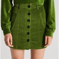 Sztruksowa spódnica mini z guzikami - Khaki. Brązowe spódniczki damskie Cropp, s, bez wzorów, ze sztruksu, mini. W wyprzedaży za 19,99 zł.