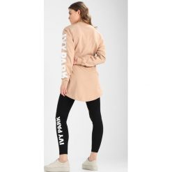 Ivy Park LOGO OVERSIZED Bluzka z długim rękawem sand. Brązowe bluzki damskie marki Ivy Park, xs, z bawełny, sportowe, z długim rękawem. Za 149,00 zł.