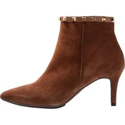 Lodi EBROGO Ankle boot braun boston/topo oro. Pomarańczowe botki damskie marki Lodi, ze skóry, bez obcasa, bez zapięcia. Za 889,00 zł.