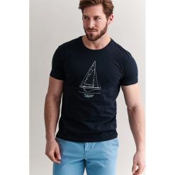 T-shirt w kolorze czarnym. Czarne t-shirty męskie TATUUM, s, z nadrukiem, z bawełny, z okrągłym kołnierzem. W wyprzedaży za 47,95 zł.