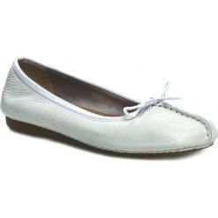 Baleriny CLARKS - Freckle Ice 203544554 White Leather. Białe baleriny damskie Clarks, na co dzień, bez wzorów, ze skóry, etno, bez obcasa, bez zapięcia. Za 349,00 zł.