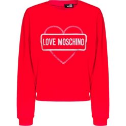 Bluza LOVE MOSCHINO. Czerwone bluzy damskie Love Moschino, z nadrukiem, z dzianiny, z krótkim rękawem, krótkie, bez kaptura. W wyprzedaży za 440,00 zł.