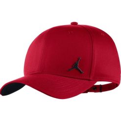Jordan Classic99 Metal Jumpman Cap 899657-688. Czerwone czapki męskie Jordan, bez wzorów, z bawełny. W wyprzedaży za 109,99 zł.