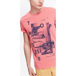 T-SHIRT MĘSKI Z NADRUKIEM I NIEWYKOŃCZONYMI KRAWĘDZIAMI. Różowe t-shirty męskie z nadrukiem marki Top Secret, na lato, m. Za 29,99 zł.