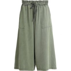 Vince Camuto TIE WAIST CULOTTES Szorty canopy green. Brązowe bermudy damskie Vince Camuto, z lyocellu. Za 419,00 zł.