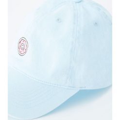 Czapka z haftowanym pączkiem. Niebieskie czapki damskie Pull&Bear, z haftami. Za 49,90 zł.