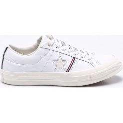Converse - Tenisówki. Białe trampki męskie marki Converse, bez wzorów, ze skóry, na sznurówki. W wyprzedaży za 299,90 zł.