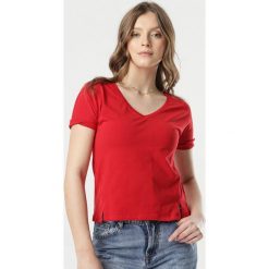 Czerwony T-shirt Echiseise. Czerwone bluzki damskie Born2be, s, bez wzorów, z dzianiny, bez kołnierzyka, z krótkim rękawem. Za 39,99 zł.