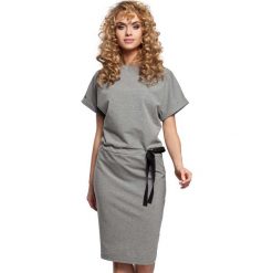 Szara Sukienka z Kimonowym Rękawem z Ozdobną Wstążką w Pasie. Szare sukienki damskie marki Molly.pl, na co dzień, s, bez wzorów, z dresówki, eleganckie, bez kołnierzyka, z krótkim rękawem, krótkie, midi, proste. Za 109,90 zł.