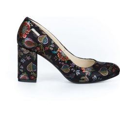 Klasyczne czółenka na słupku - skóra naturalna - model 042 - kolor czarne liście. Czarne czółenka damskie Zapato, na co dzień, bez wzorów, z jeansu, z okrągłym noskiem, bez obcasa, na obcasie. Za 319,00 zł.