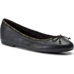 Baleriny TOMMY HILFIGER - Leather Ballerina Tommy Branding FW0FW04439 Black 990. Czarne baleriny damskie TOMMY HILFIGER, bez wzorów, ze skóry, klasyczne, bez obcasa, na płaskiej podeszwie. W wyprzedaży za 299,00 zł.