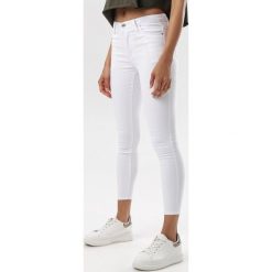 Białe Jeansy Skinny Amalinele. Białe jeansy damskie Born2be, bez wzorów, z jeansu. W wyprzedaży za 89,99 zł.