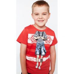T-shirt chłopięcy z nadrukiem czerwony NDZ4461. Czerwone t-shirty chłopięce marki Fasardi, z nadrukiem, bez rękawów. Za 39,00 zł.