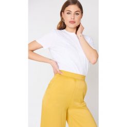 NA-KD Basic T-shirt oversize - White. Białe t-shirty damskie marki NA-KD Basic, bez wzorów, z bawełny, bez kołnierzyka. Za 52,95 zł.