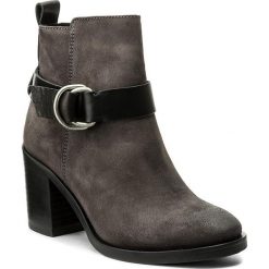 Botki TOMMY HILFIGER - DENIM Ivy 16C FW0FW01941 Steel Grey/Black 911. Czarne botki damskie na obcasie marki TOMMY HILFIGER, z materiału, z okrągłym noskiem. W wyprzedaży za 379,00 zł.
