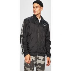Calvin Klein Jeans - Kurtka. Czarne płaszcze męskie Calvin Klein Jeans, l, bez wzorów, z elastanu, krótkie, z kapturem. W wyprzedaży za 399,90 zł.