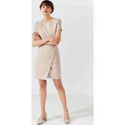 Simple - Sukienka. Szare sukienki balowe Simple, z poliesteru, z okrągłym kołnierzem, z krótkim rękawem, mini. W wyprzedaży za 359,90 zł.