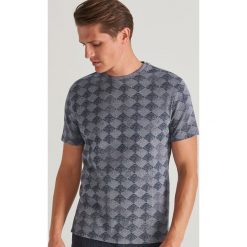T-shirt z żakardowym wzorem - Granatowy. Niebieskie t-shirty męskie Reserved, s, bez wzorów, z żakardem, bez kołnierzyka. Za 59,99 zł.