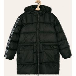Calvin Klein Jeans - Kurtka puchowa dziecięca 140-176 cm. Czarne kurtki chłopięce Calvin Klein Jeans, bez wzorów, z poliesteru, długie, z kapturem. Za 899,90 zł.