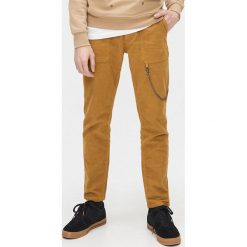 Joggery slim z łańcuchem - Żółty. Żółte spodnie męskie Cropp, m. Za 129,99 zł.