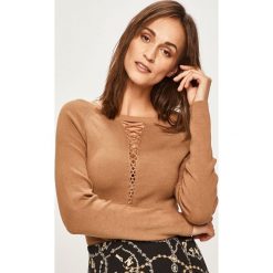 Guess Jeans - Sweter. Brązowe swetry damskie Guess Jeans, s, z aplikacjami, z elastanu, z krótkim rękawem, krótkie, bez kaptura. Za 399,90 zł.