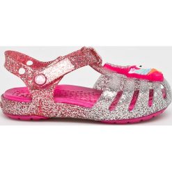 Crocs - Sandały dziecięce. Różowe sandały dziewczęce Crocs, z materiału, z okrągłym noskiem, bez zapięcia. W wyprzedaży za 129,90 zł.