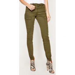 Spodnie materiałowe G-Star Raw Blossite D16828-B504-B208. Zielone spodnie damskie G-Star RAW, bez wzorów, z elastanu, retro. W wyprzedaży za 379,00 zł.