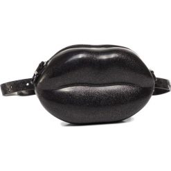 Saszetka nerka MELISSA - Melissa Lip Bag 34171 Black Glitter 50714. Czarne nerki damskie Melissa, bez wzorów, z tworzywa sztucznego, młodzieżowe, bez dodatków. W wyprzedaży za 249,00 zł.
