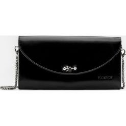Czarna kopertówka damska. Czarne torebki na łańcuszku marki Kazar, ze skóry, eleganckie, na ramię. Za 499,00 zł.