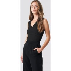 NA-KD Party Cutline Detail Top - Black. Czarne topy damskie marki NA-KD Party, bez wzorów, bez kołnierzyka. Za 121,95 zł.