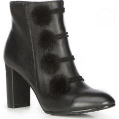 Buty damskie. Czarne botki damskie Wittchen, na zimę, ze skóry, eleganckie, bez obcasa, bez zapięcia. W wyprzedaży za 299,90 zł.