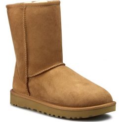 Buty UGG - W Classic Short II 1016223 W/Che. Brązowe buty zimowe damskie marki Ugg, ze skóry. Za 939,00 zł.