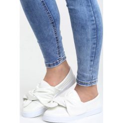 Białe Slip On Juko. Białe tenisówki damskie Born2be. Za 39,99 zł.