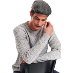 Kaszkiet w kratę. Szare czapki męskie Top Secret, na zimę, w kratkę, z wełny, eleganckie. W wyprzedaży za 19,99 zł.
