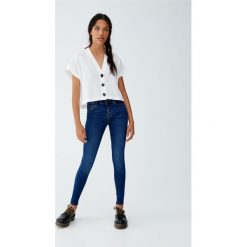 Jeansy super skinny ze średnim stanem. Niebieskie jeansy damskie Pull&Bear, z jeansu. Za 79,90 zł.
