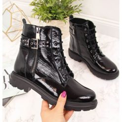 Botki skórzane workery lakierowane czarne Dolce Pietro - czarny. Czarne botki damskie Dolce Pietro, z lakierowanej skóry, bez obcasa, bez zapięcia. Za 289,99 zł.