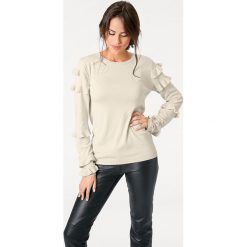 Sweter w kolorze kremowym. Białe swetry damskie Heine, bez wzorów, bez rękawów, bez kaptura. W wyprzedaży za 56,95 zł.
