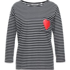 CHINTI & PARKER HEART POCKET TEE Bluzka z długim rękawem navy. Niebieskie bluzki longsleeves marki CHINTI & PARKER, s, z bawełny. Za 589,00 zł.