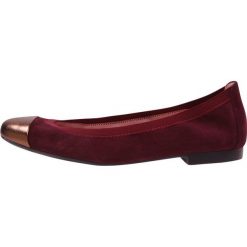 Pretty Ballerinas AMI TINO ANGELIS Baleriny goldy/angelis radice adele. Czerwone baleriny damskie marki Pretty Ballerinas, bez wzorów, ze skóry, klasyczne, bez obcasa. Za 629,00 zł.