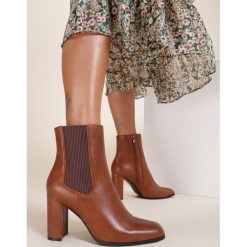 Camelowe Botki Creamis. Brązowe botki damskie Renee, bez obcasa, na obcasie, bez zapięcia. Za 139,99 zł.