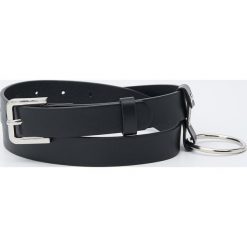 Pasek z metalowym detalem - Czarny. Czarne paski damskie Sinsay, w paski. Za 19,99 zł.